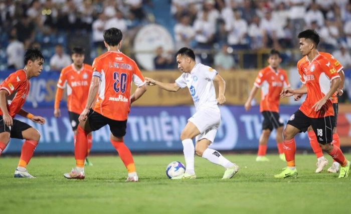 Hồ Khắc Ngọc (áo trắng) là cầu thủ mà Sông Lam Nghệ An cần phải bổ sung? Ảnh: VPF