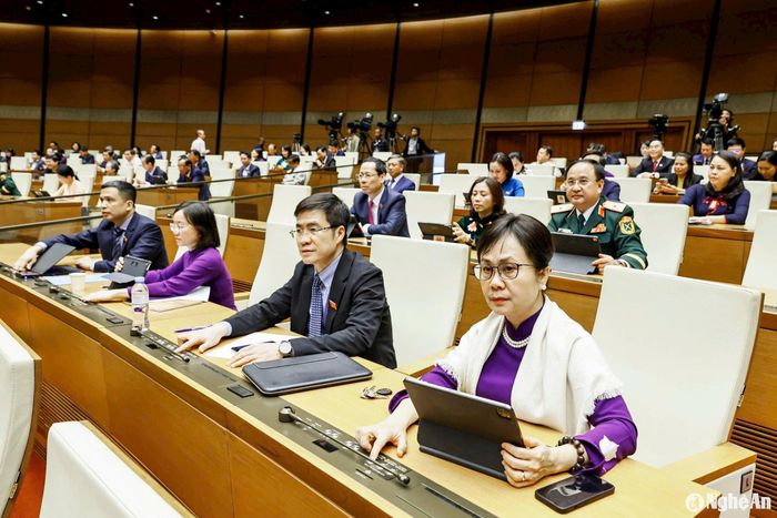 Các vị ĐBQH đoàn Nghệ An bấm nút biểu quyết Nghị quyết Kỳ họp thứ 8, Quốc hội khóa XV. Ảnh: Quang Vinh