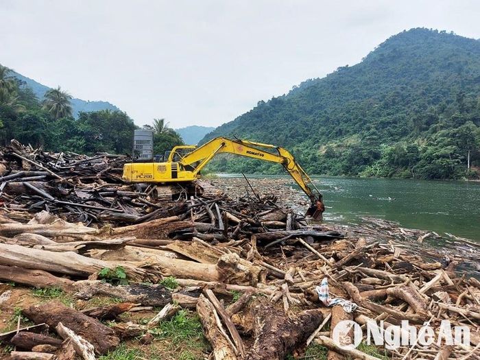 Hình ảnh vớt rác những năm trước đây tại khu vực lòng hồ thủy điện Bản Vẽ. Ảnh: Tư liệu