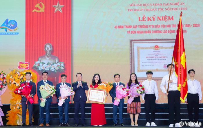 Thừa ủy quyền, đồng chí Nguyễn Đức Trung - Bí thư Tỉnh ủy, Chủ tịch UBND tỉnh trao Huân chương Lao động hạng Ba (lần 2) cho Trường PTTH Dân tộc nội trú Nghệ An. Ảnh: Phạm Bằng