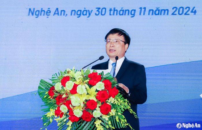 Đồng chí Bùi Đình Long - Phó Chủ tịch UBND tỉnh ghi nhận, nhiệt liệt chúc mừng và biểu dương những thành tích của các thế hệ thầy giáo, cô giáo, học sinh Trường PTTH Dân tộc nội trú Nghệ An nỗ lực phấn đấu và đạt được trong thời gian qua. Ảnh: Phạm Bằng