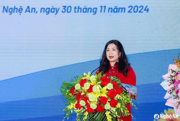 Cô giáo Nguyễn Thị Kiều Hoa - Hiệu trưởng Trường PTTH Dân tộc nội trú Nghệ An trình bày diễn văn lễ kỷ niệm. Ảnh: Phạm Bằng