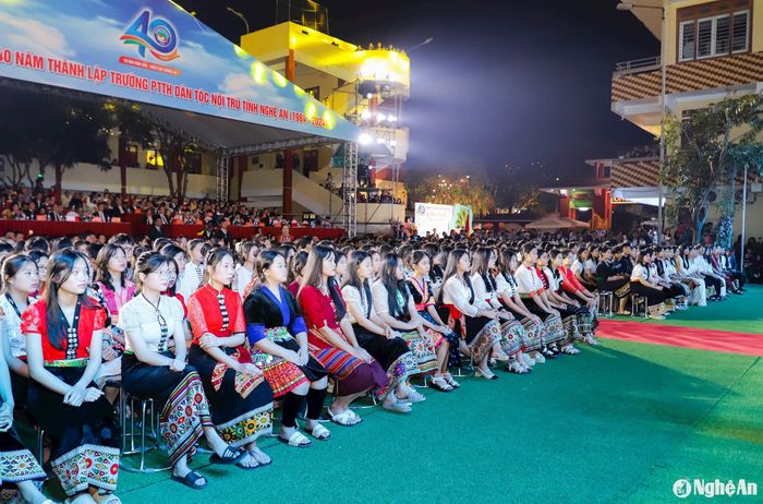 Đông đảo học sinh Trường PTTH Dân tộc nội trú Nghệ An dự lễ kỷ niệm. Ảnh: Phạm Bằng