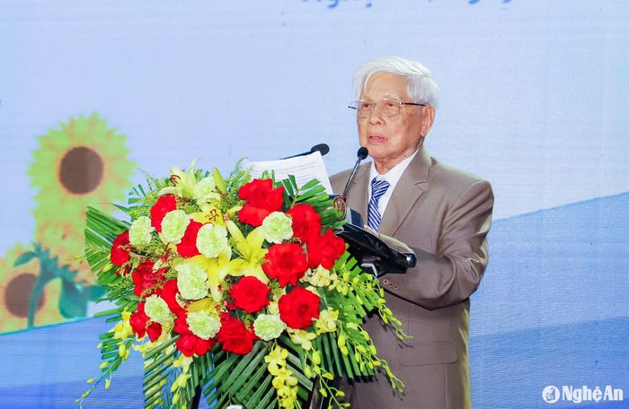Thầy giáo Nguyễn Xuân Trạch - nguyên Phó Hiệu trưởng Trường PTTH Dân tộc nội trú Nghệ phát biểu tại lễ kỷ niệm. Ảnh: Phạm Bằng
