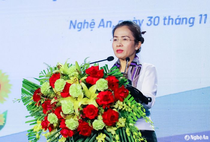 Đồng chí Võ Thị Minh Sinh - Ủy viên BTV Tỉnh ủy, Chủ tịch Ủy ban MTTQ tỉnh, cựu học sinh Trường PTTH Dân tộc nội trú Nghệ phát biểu, chia sẻ tại lễ kỷ niệm. Ảnh: Phạm Bằng