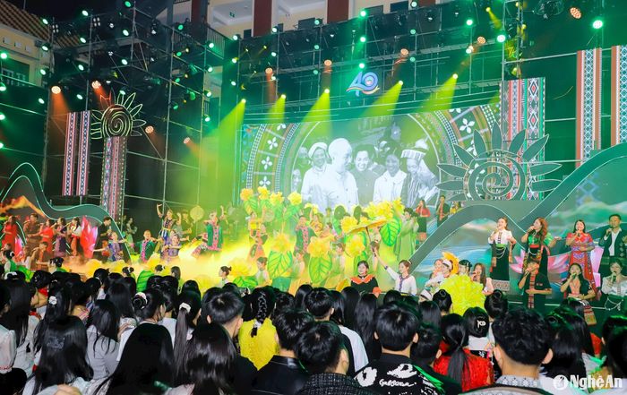 Chương trình văn nghệ chào mừng Lễ kỷ niệm 40 năm thành lập Trường PTTH Dân tộc nội trú Nghệ An và đón nhận Huân chương Lao động hạng Ba (lần 2). Ảnh: Phạm Bằng