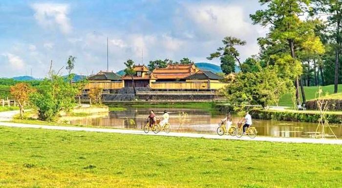 Tour đạp xe đạp tham quan các Di tích Huế thu hút nhiều du khách trải nghiệm.