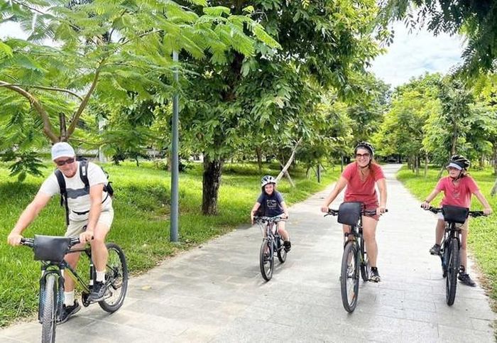 Tour đạp xe đạp tham quan các di sản ở Huế rất thu hút du khách.