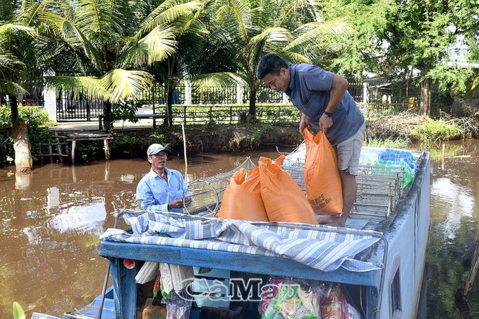Nơi đây vẫn còn hình ảnh thân thương của những chiếc ghe hàng, mua bán trên sông.
