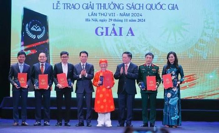 Trưởng Ban Tuyên giáo Trung ương Nguyễn Trọng Nghĩa và Bộ trưởng Bộ Thông tin và Truyền thông Nguyễn Mạnh Hùng trao Giải A cho các tác giả