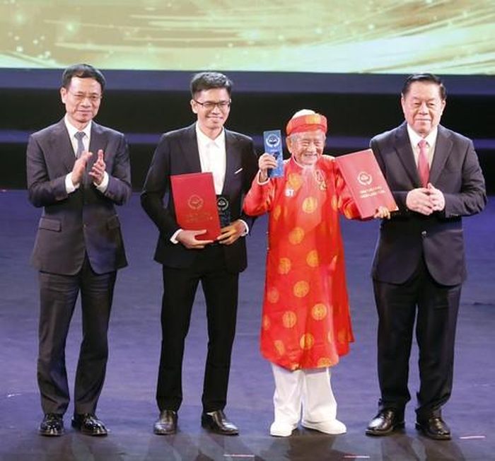 Nhà nghiên cứu 104 tuổi Nguyễn Đình Tư nhận giải A Giải thưởng Sách quốc gia 2024 với bộ sách “Gia Định - Sài Gòn - Thành phố Hồ Chí Minh: Dặm dài lịch sử (1698-2020)”