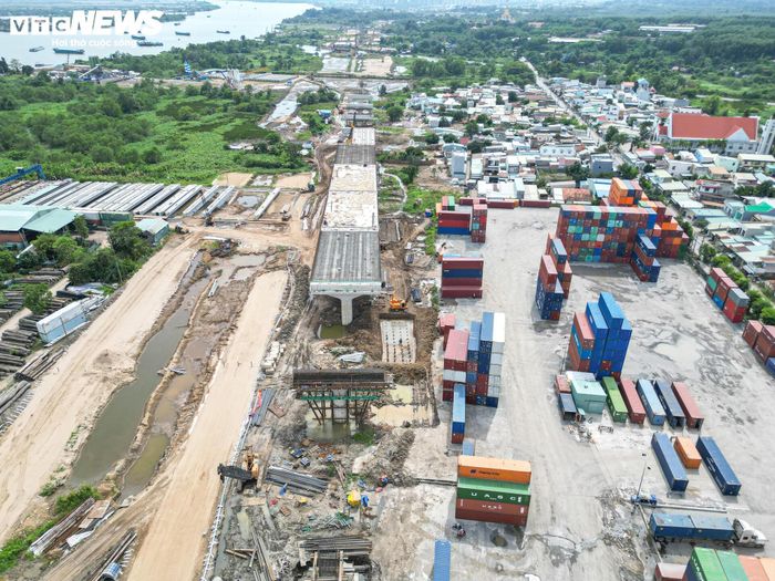 Dự án thành phần 5 đường Vành đai 3 TP.HCM bao gồm hạng mục nút giao Tân Vạn và cầu Bình Gởi. Công trình này được khởi công vào cuối tháng 4/2024 với tổng kinh phí đầu tư hơn 1.800 tỷ đồng và dự kiến hoàn thành trong 3 năm.