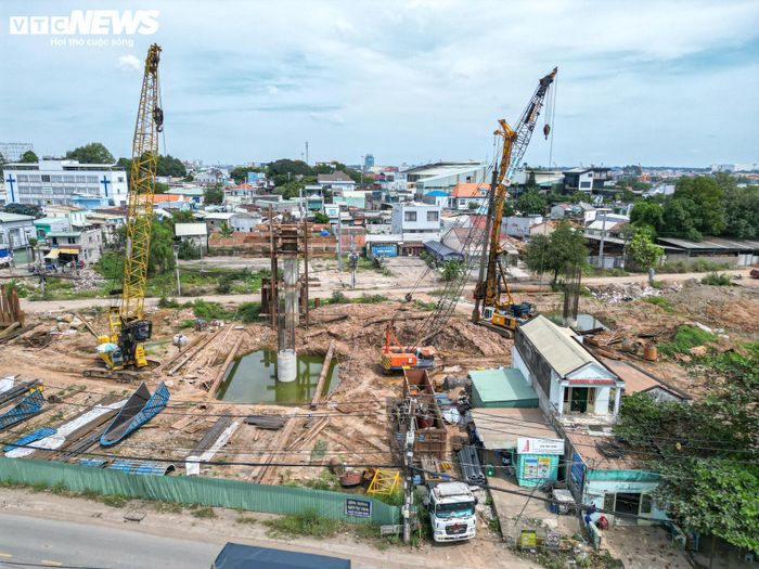 Lực lượng công nhân đang thi công các hạng mục như xử lý nền đất yếu, đúc dầm, cọc, đào đắp nền đường…