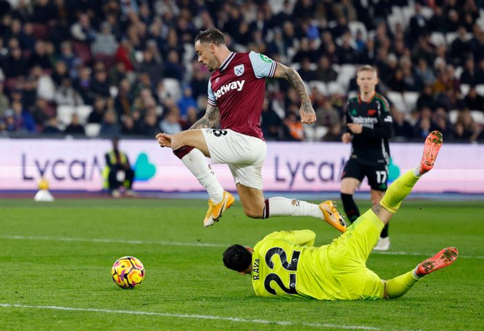  Trái ngược với những diễn biến trong hiệp một, hiệp hai trận derby London không có nhiều pha bóng đáng chú ý, khi Arsenal chủ động giảm nhịp độ để bảo toàn lợi thế. West Ham có một vài cơ hội nhưng không thể ghi thêm bàn. Chung cuộc, Arsenal thắng 5-2. 