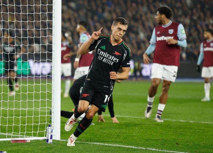  Chỉ trong chưa đầy 30 phút, mành lưới của West Ham đã rung lên 2 lần. Phút thứ 10, Gabriel có pha lên tham gia tấn công phạt góc, trước khi tung cú đánh đầu sở trường, mở tỷ số. Đến phút 27, Leandro Trossard thoải mái đệm cận thành, nhân đôi cách biệt cho "Pháo thủ". 