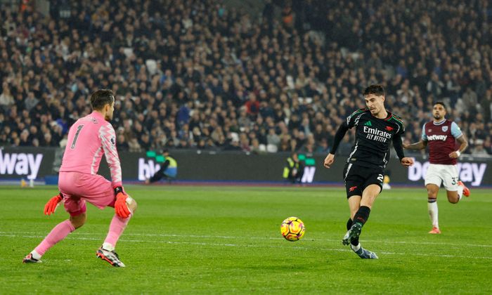  Trong 2 phút, từ 34 đến 36, Arsenal ghi thêm 2 bàn, lần lượt sau cú đá penalty chuẩn xác của Martin Odegaard và pha dứt điểm tinh tế khi đối mặt thủ môn của Kai Havertz. 