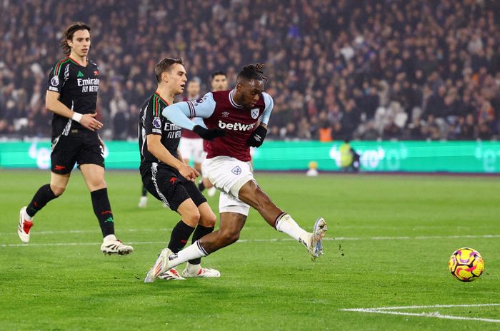  Khi tỷ số đã là 4-0 nghiêng về Arsenal, West Ham bất ngờ vùng lên mạnh mẽ. Phút 38, Aaron Wan-Bissaka chạy chỗ, tung cú dứt điểm cận thành không cho David Raya cơ hội cản phá. 