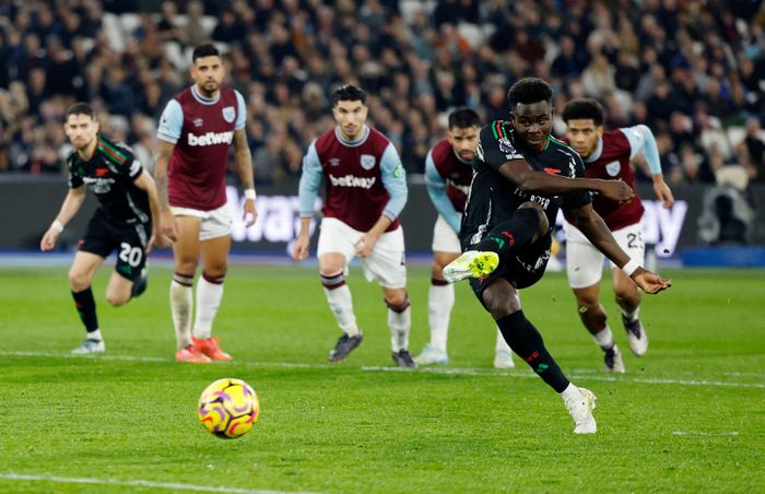  Vào thời điểm tinh thần của đội chủ nhà dâng cao, Arsenal đã có bàn thắng thứ 5 ở phút 45+5. Thủ môn Fabianski "tri ân" đội bóng cũ bằng pha phạm lỗi với Gabriel trong vùng cấm, dẫn đến quả phạt đền thứ 2 cho Arsenal. Saka tận dụng cơ hội ngon ăn để giúp đội khách bước vào giờ nghỉ với lợi thế dẫn 2 bàn. 