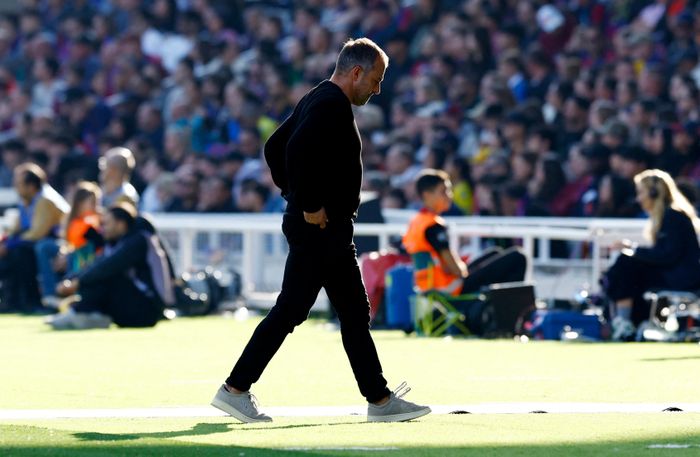  Đã tới lúc Hansi Flick phải làm điều gì đó cho Barcelona. 