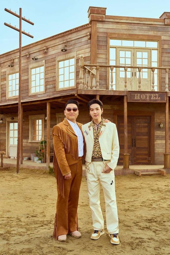 Psy (trái) giữ nguyên phong cách hài hước trong hit “That That” cùng Suga nhóm BTS