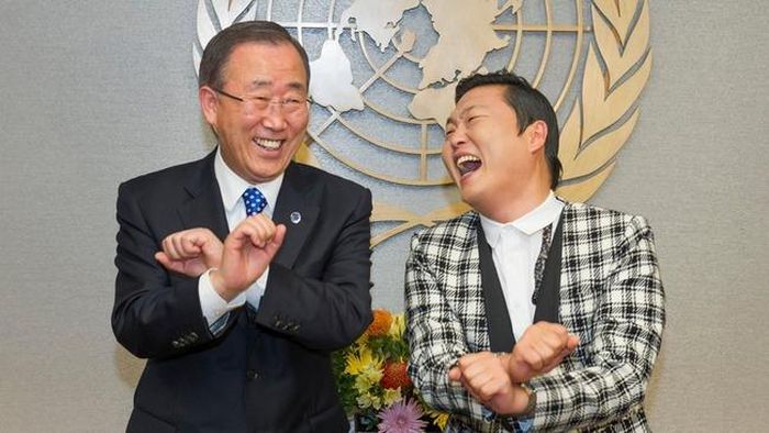 Psy (phải) nhảy “Gangnam Style” cùng ông Ban Ki Moon