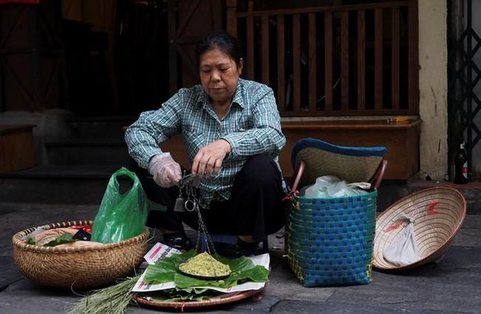 Bà vẫn dùng cái cân sắt để cân cho tôi 5 lạng, đảm bảo chỉ có đúng không điêu!