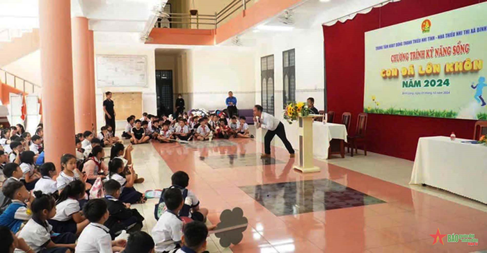 Trao đổi, hướng dẫn các hoạt động trải nghiệm. 
