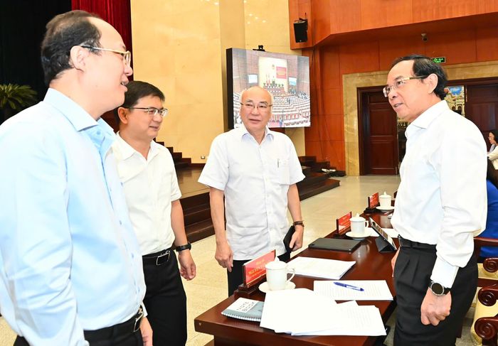  Bí thư Thành ủy TPHCM Nguyễn Văn Nên trao đổi với các đại biểu tại điểm cầu TPHCM. Ảnh: VIỆT DŨNG 