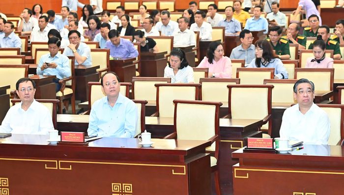  Lãnh đạo TPHCM tham dự hội nghị tại điểm cầu Hội trường TPHCM. Ảnh: VIỆT DŨNG 