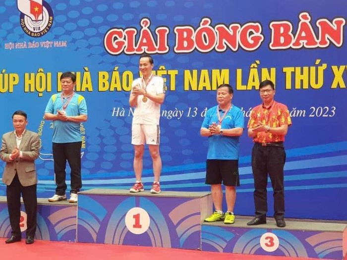  Nhà báo Hà Quốc Việt (ngoài cùng bên phải) Trưởng Ban Nông nghiệp, Liên Chi hội Nhà báo Báo Nhân Dân nhận giải trong mùa trước. 