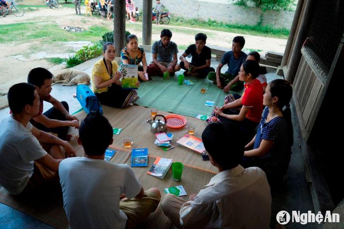 Tuyên truyền phòng, chống HIV/AIDS tại cộng đồng. Ảnh: Thành Chung