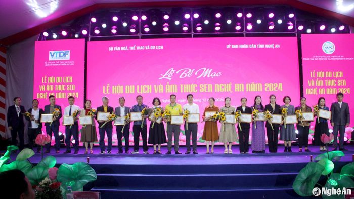 Ban tổ chức tặng giấy chứng nhận cho các địa phương tham gia lễ hội. Ảnh: Quang An