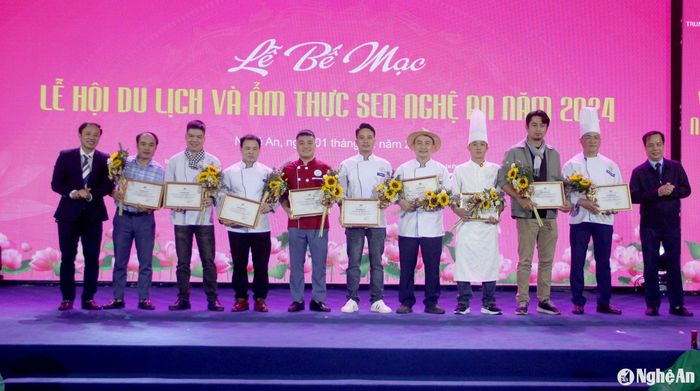 Ban tổ chức tặng giấy chứng nhận cho các nghệ nhân, đầu bếp tham gia lễ hội. Ảnh: Quang An