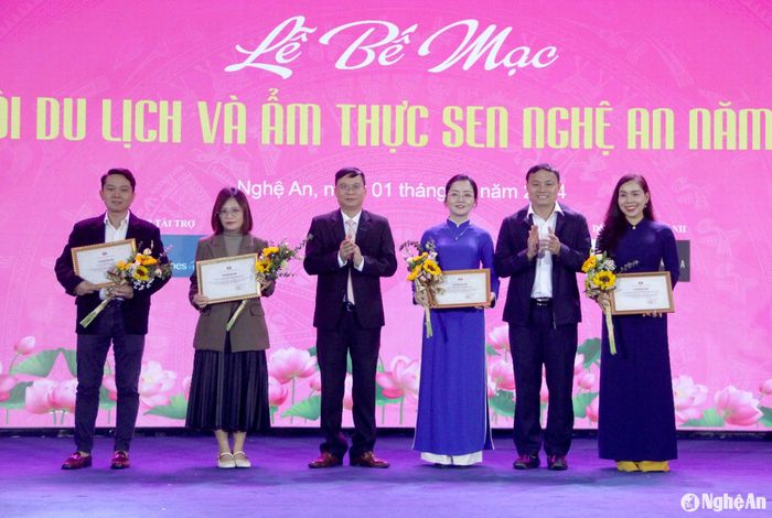 Ban tổ chức tặng giấy chứng nhận cho các đơn vị đồng hành cùng lễ hội. Ảnh: Quang An