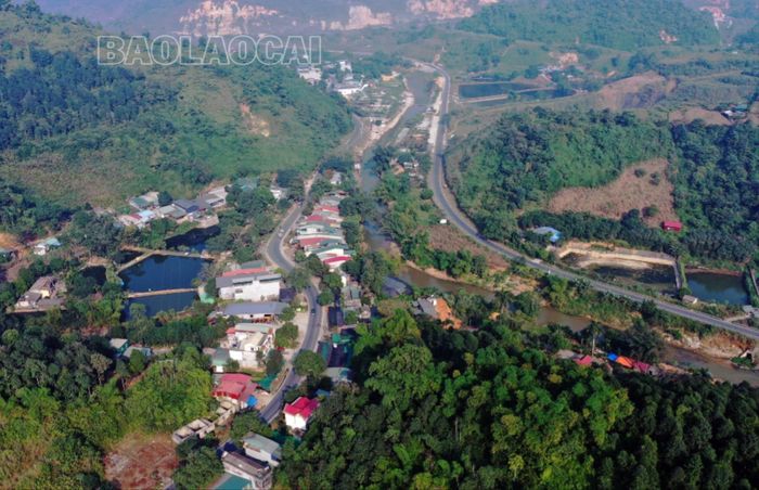  Với lợi thế có tuyến Quốc lộ 4D đi qua, có đường nối lên Cao tốc Nội Bài - Lào Cai, Cốc San có nhiều thuận lợi để phát triển kinh tế - xã hội. 