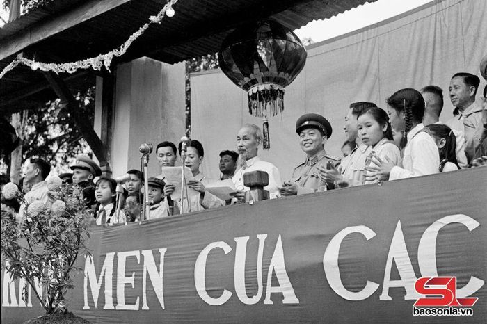 Chủ tịch Hồ Chí Minh nói chuyện với đồng bào các dân tộc Tây Bắc tại châu Thuận Châu, ngày 7/5/1959. Ảnh: Tư liệu