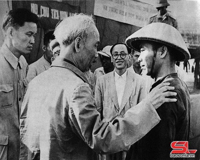 Chủ tịch Hồ Chí Minh ân cần nói chuyện thân mật với anh Vì Văn Inh - Trưởng bản A La, xã Chiềng On, châu Yên Châu, sáng ngày 8/5/1959. Ảnh: Tư liệu