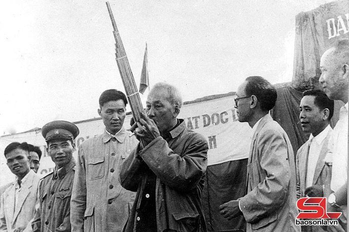 Chủ tịch Hồ Chí Minh thổi khèn do đồng bào các dân tộc châu Yên Châu tặng, ngày 8/5/1959. Ảnh: Tư liệu