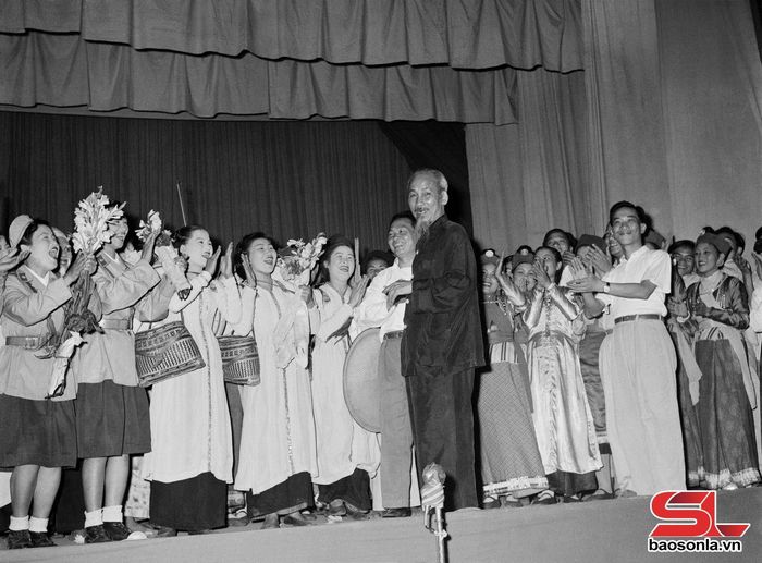 Bác động viên Đoàn văn công Tây Bắc biểu diễn tối ngày 6/5/1959. Ảnh: Tư liệu