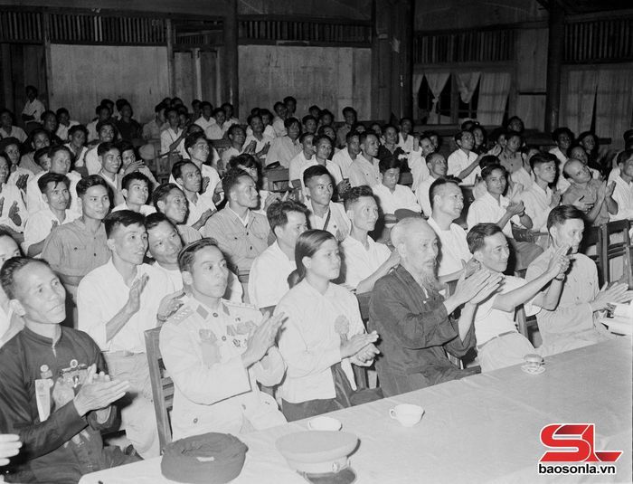 Chủ tịch Hồ Chí Minh xem Đoàn văn công Tây Bắc biểu diễn tối ngày 6/5/1959. Ảnh: Tư liệu