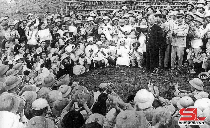 Chủ tịch Hồ Chí Minh thăm và nói chuyện với cán bộ, bộ đội, công nhân Nông trường quân đội Mộc Châu, ngày 8/5/1959. Ảnh: Tư liệu