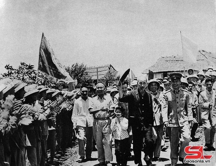 Chủ tịch Hồ Chí Minh thăm Nông trường quân đội Mộc Châu, ngày 8/5/1959.Ảnh: Tư liệu