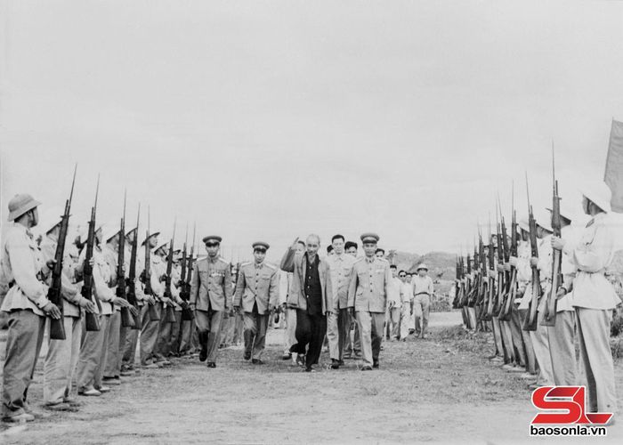 Chủ tịch Hồ Chí Minh thăm Nông trường quân đội Mộc Châu, ngày 8/5/1959. Ảnh: Tư liệu