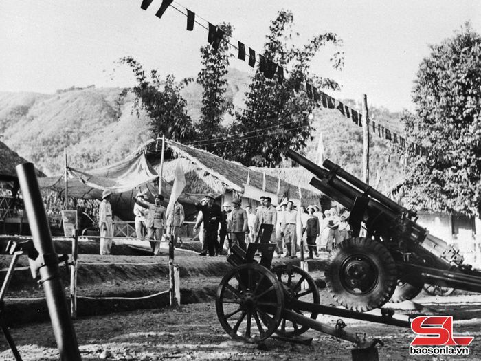 Chủ tịch Hồ Chí Minh và đoàn xem triển lãm và Bảo tàng Khu tự trị Thái – Mèo chiều ngày 6/5/1959. Ảnh: Tư liệu