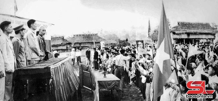 Chủ tịch Hồ Chí Minh về thăm và nói chuyện với đồng bào các dân tộc châu Yên Châu, ngày 8/5/1959. Ảnh: Tư liệu
