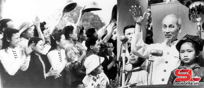 Chủ tịch Hồ Chí Minh về thăm và nói chuyện với cán bộ, chiến sĩ, đồng bào các dân tộc Tây Bắc tại Thuận Châu, ngày 7/5/1959. Ảnh: Tư liệu