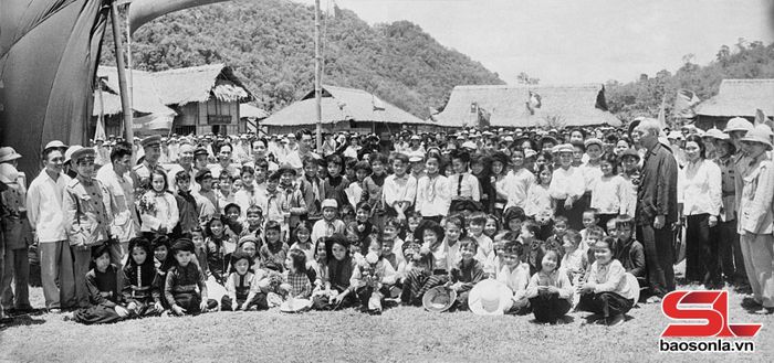 Chủ tịch Hồ Chí Minh chụp ảnh với cán bộ và nhân dân các dân tộc châu Mộc Châu, ngày 8/5/1959. Ảnh: Tư liệu