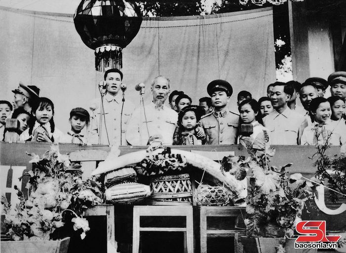 Nhân dân các dân tộc Khu tự trị Thái - Mèo kính dâng lên Bác những sản vật quý của địa phương, ngày 7/5/1959. Ảnh: Tư liệu