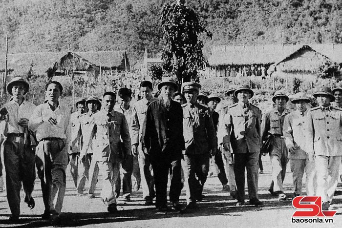 Chủ tịch Hồ Chí Minh thăm Tây Bắc tại Thuận Châu, ngày 7/5/1959. Ảnh: Tư liệu 