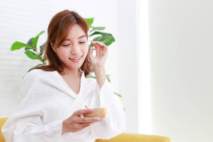 Trong chăm sóc da, các loại thảo mộc thường được đưa vào các công thức bôi ngoài da cũng như trong các chất bổ sung đường uống